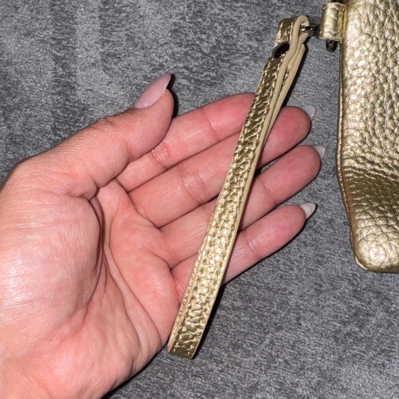 EXPRESS- Gold Textured Clutch Set - Picture 4 of 17